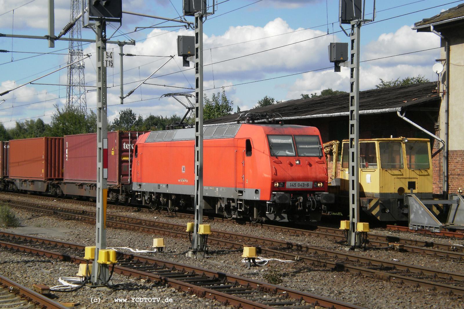 Ludwigslust Bahnhof 07.09.2010, 145 043-6 und was gelbes 