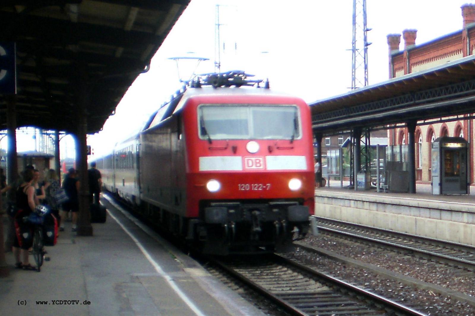 Bahnhof Stendal 22.07.2010, 120 122-7 